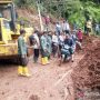 Bencana alam melanda beberapa wilayah di Cianjur, Jawa Barat, salah satunya di Kecamatan Sukanaraga, dimana longsor menutup akses jalan utama antar kecamatan, Rabu (3/11). (ANTARA/Ahmad Fikri)