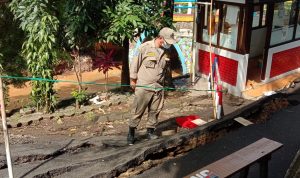 Dok. Lokasi tanah amblas di Jl. Jatiwangi Raya, Kecamatan Antapani, Kota Bandung. Sabtu (27/11). Foto. Sandi Nugraha