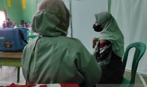 Petugas kesehatan memberikan suntikan vaksin COVID-19 kepada warga di Kabupaten Cianjur, Provinsi Jawa Barat. (ANTARA/Ahmad Fikri)