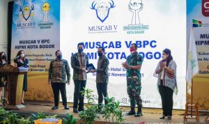 Wali Kota Bogor saat berfoto bersama pimpinan HIPMI Kota Bogor Zulfikar Priyatna sambil memegang plakat saat pembukaan Musyawarah Cabang (Muscab) ke-V HIPMI Kota Bogor di Hotel Onih jalan Paledang, Kecamatan Bogor Tengah, Sabtu (20/11/2021). (ANTARA/HO/Pemkot Bogor)