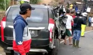 Warga setempat berusaha menolong para Korban yang terlibat tabrakan beruntun di tikungan Sanur Ciromed Tanjungsari, Sumedang