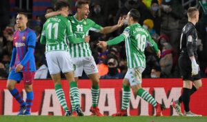 Para pemain Real Betis (ki-ka hijau) Cristian Tello, Sergio Canales dan Andres Guardado merayakan gol yang dicetak rekannya, Juanmi, ke gawang Barcelona dalam laga lanjutan Liga Spanyol di Stadion Camp Nou, Barcelona, Spanyol, Sabtu (4/12/2021). ANTARA/AFP/LLUIS GENE.