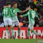 Para pemain Real Betis (ki-ka hijau) Cristian Tello, Sergio Canales dan Andres Guardado merayakan gol yang dicetak rekannya, Juanmi, ke gawang Barcelona dalam laga lanjutan Liga Spanyol di Stadion Camp Nou, Barcelona, Spanyol, Sabtu (4/12/2021). ANTARA/AFP/LLUIS GENE.