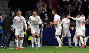 Selebrasi pemain Real Mallorca Take Kubo (kiri) usai mencetak gol penentu kemenangan atas Atletico Madrid dalam pertandingan Liga Spanyol di Stadion Wanda Metropolitano, Madrid, Spanyol, Sabtu (4/12/2021) waktu setempat. ANTARA/AFP/OSCAR DEL POZO