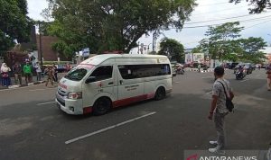 Jenazah Wali Kota Bandung Tiba di Rumah Dinas ambulan Jenazah Mang Oded