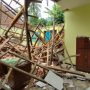 sekolah ambruk