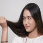 Ilustrasi wanita sedang memegang rambut. (Foto: Genpi.co)