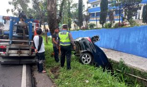 Ngantuk, Mobil Masuk Parit sedalam 4 Meter di Cipanas laka tunggal