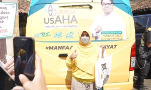 Salah satu pengunung UMKM usAHA Binaan Airlangga Hartarto di Kabupaten Bandung Dagangannya laris diborong Habis!