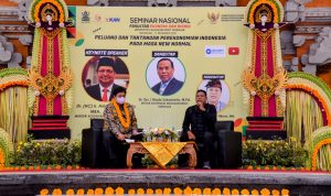 Menteri Koordinator Bidang Perekonomian Airlangga Hartarto saat menghadiri Kuliah Umum Fakultas Ekonomi dan Bisnis Universitas Mahasaraswati dengan tema ”Peluang dan Tantangan Perekonomian Indonesia pada Masa New Normal” di Denpasar, Bali, Jumat (17/12). (foto Istimewa)