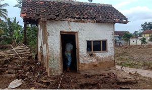 Ajaib, Sebuah Mushola Tak Terseret Banjir Bandang Sukawening Garut mushola banjir