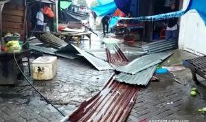 Angin Puting Beliung Jebol Pintu Masjid Di Makasar angin puting beliung
