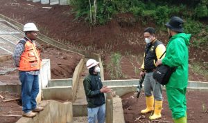 Anggoata DPD RI Eni Sumarni melakukan kunjungan ke lapangan dan berdialog dengan warga tentang pembebasan lahan proyek Tol Cisumdawu