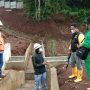 Anggoata DPD RI Eni Sumarni melakukan kunjungan ke lapangan dan berdialog dengan warga tentang pembebasan lahan proyek Tol Cisumdawu