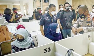 ILUSTRASI: Penggerebekan kantor pinjol ilegal. Kepolisian gerebek markas pinjol di pulau reklamasi. (Salman Toyibi/Jawa Pos