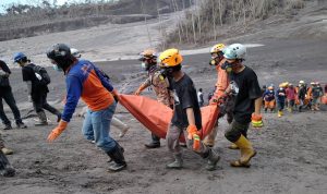 evakuasi korban semeru