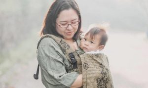 Salah Gendong, Bisa Berbahaya Untuk Bayi. Ini Cara yang Benar menggendong bayi