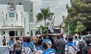 Tuntutan Belum Terpenuhi, Ratusan Buruh Ancam Demo Lagi demo buruh cirebon