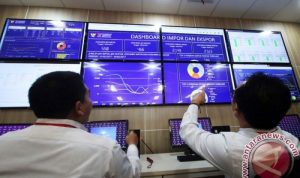 Petugas memantau dashboard layanan perizinan ekspor impor dan dashboard dwell time atau waktu tunggu pelayanan bongkar muat barang dari kapal di kantor pengelola portal Indonesia National Single Window (INSW) di Jakarta, Senin (6/2/2017). (ANTARA FOTO/Rivan Awal Lingga)