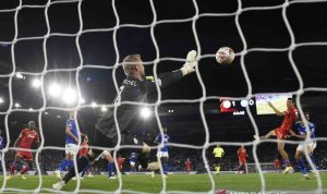Penjaga gawang Leicester City Kasper Schmeichel menepis bola tendangan dari pemain Napoli Victor Osimhen pada pertandingan kualifikasi Liga Eropa Grup C di Stadion King Power, Leicester, Inggris, Kamis (16/9/2021). Pertandingan tersebut berakhir imbang dengan skor 2-2. ANTARA FOTO/REUTERS/Tony Obrien/wsj.