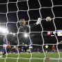 Penjaga gawang Leicester City Kasper Schmeichel menepis bola tendangan dari pemain Napoli Victor Osimhen pada pertandingan kualifikasi Liga Eropa Grup C di Stadion King Power, Leicester, Inggris, Kamis (16/9/2021). Pertandingan tersebut berakhir imbang dengan skor 2-2. ANTARA FOTO/REUTERS/Tony Obrien/wsj.
