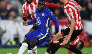 Pemain Chelsea N'Golo Kante berebut bola dengan pemain Brentford Christian Norgaard dan Frank Onyeka pada pertandingan Liga Inggris di Brentford Community Stadium, London, Minggu (17/10/2021) dini hari. Kiper Chelsea Edouard Mendy bermain gemilang pada laga itu dan bawa timnya mengalahkan tuan rumah dengan skor tipis 1-0. ANTARA FOTO/Action Images via Reuters/Peter Cziborra /pras.