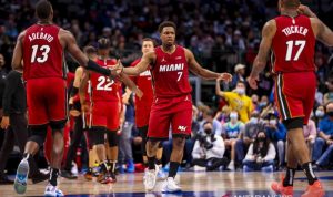 Pebasket Miami Kyle Lowry (7) melakukan selebrasi dengan rekan setimnya Bam Adebayo (13) dan P J Tucker (17) usai mencetak angka ke basket Dallas Mavericks pada pertandingan lanjutan Liga Bola Basket NBA di American Airlines Center, Dallas, Texas, Amerika Serikat, Selasa (2/11/2021). Miami Heat menang 125-110 atas tuan rumah Dallas Mavericks. ANTARA FOTO/USA TODAY Sports/Kevin Jairaj/wsj.