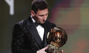 Pemain Paris St Germain Lionel Messi bersama Ballon d'Or di Theatre du Chatelet, Paris, Prancis, 29 November 2021. (REUTERS/BENOIT TESSIER)
