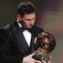 Pemain Paris St Germain Lionel Messi bersama Ballon d'Or di Theatre du Chatelet, Paris, Prancis, 29 November 2021. (REUTERS/BENOIT TESSIER)