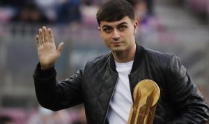 Gelandang Barcelona asal Spanyol, Pedri saat mempersembahkan Trofi Kopa di Camp Nou pada 4 Desember 2021. ANTARA/REUTERS/NACHO DOCE