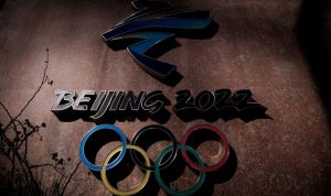 Logo Beijing 2022 terlihat di luar markas besar Komite Penyelenggara Beijing untuk Olimpiade dan Paralimpiade Musim Dingin 2022 di Taman Shougang, Beijing, China, Rabu (10/11/2021). ANTARA/REUTERS/Thomas Peter