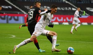 Striker Bayer Leverkusen Patrik Schick (kanan) berduel dengan pemain Eintracht Frankfurt Rafael Santos Borre dalam pertandingan Bundesliga antara Eintracht Frankfurt dan Bayer Leverkusen di Deutsche Bank Park, Frankfurt, Jerman, baru-baru ini, jadi incaran Arsenal dan Tottenham. (REUTERS/KAI PFAFFENBACH)