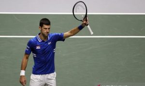 Petenis Serbia Novak Djokovic merayakan kemenangannya atas petenis Kroasia Marin Cilic dalam laga semifinal Piala Davis Serbia vs Kroasia di La Caja Magica, Madrid, Spanyol, Jumat (3/12/2021). ANTARA/REUTERS/Susana Vera/pri.