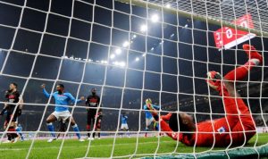 VAR Gagalkan Peluang Milan, Napoli yang Menang Pemain AC Milan Mike Maignan terpukul menyaksikan pemain Napoli Eljif Elmas mencetak gol penentu kemenangan Napoli dalam pertandingan Serie A kedua tim di San Siro, Milan, Italia, 19 Desember 2021. ANTARA/REUTERS/DANIELE MASCOLO