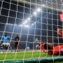 Pemain AC Milan Mike Maignan terpukul menyaksikan pemain Napoli Eljif Elmas mencetak gol penentu kemenangan Napoli dalam pertandingan Serie A kedua tim di San Siro, Milan, Italia, 19 Desember 2021. ANTARA/REUTERS/DANIELE MASCOLO