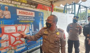 Ditlantas Polda Metro Jaya melakukan filterisasi terhadap seluruh kendaraan yang mengarah ke kawasan Bundaran Patung Kuda dan Monas di Jakarta Pusat, guna mengantisipasi kerumunan massa aksi 212. (1/12/2021) (ANTARA/MENTARI DWI GAYATI)
