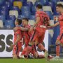 Gelandang Atalanta Remo Freuler (kiri) melakukan selebrasi bersama rekan-rekannya seusai mencetak gol ke gawang Napoli dalam laga lanjutan Liga Italia di Stadion Diego Armando Maradona, Napoli, Italia, Sabtu (4/12/2021) waktu setempat. (ANTARA/REUTERS/Ciro de Luca)