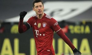 Der Klassiker, Bayern Tundukkan Dortmund Secara Dramatis Penyerang Bayern Muenchen Robert Lewandowski merayakan gol keduanya ke gawang Borussia Dortmund dalam duel Der Klassiker lanjutan Liga Jerman di Stadion Signal Iduna Park, Dortmund, Jerman, Sabtu (4/12/2021) waktu setempat. (ANTARA/REUTERS/Wolfgang Rattay)