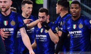 Gelandang serang Inter Milan Hakan Calhanoglu (tengah) diselamati rekan-rekannya seusai mencetak gol dari sepak pojok langsung ke gawang AS Roma dalam laga lanjutan Liga Italia di Stadion Olimpico, Roma, Italia, Sabtu (4/12/2021) waktu setempat. (ANTARA/REUTERS/Alberto Lingria)
