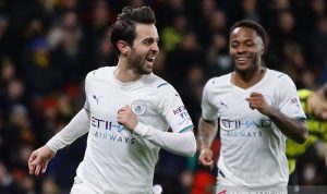 Sikat Watford, Manchester City Puncaki Klasemen Liga Inggris Gelandang serang Manchester City Bernardo Silva (kiri) melakukan selebrasi bersama Raheem Sterling seusai mencetak gol keduanya ke gawang Watford dalam laga lanjutan Liga Inggris di Stadion Vicarage Road, Watford, Inggris, Sabtu (4/12/2021) waktu setempat. (ANTARA/REUTERS/David Klein)