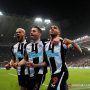 Penyerang Newcastle United Callum Wilson (kanan) melakukan selebrasi bersama rekan-rekannya seusai mencetak gol ke gawang Burnley dalam laga lanjutan Liga Inggris di Stadion St. James' Park, Newcastle, Inggris, Sabtu (4/12/2021). (ANTARA/REUTERS/ACTION IMAGES/Lee Smith)