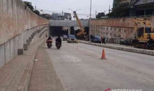 Pengguna jalan melintasi Underpass Cibitung, Kabupaten Bekasi, Jawa Barat yang sedang diuji coba. ANTARA/Pradita Kurniawan Syah