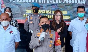 Kapolres Metro Jakarta Timur Kombes Pol Erwin Kurniawan saat jumpa pers seusai menangkap seorang pemakai narkoba di Jakarta, Jumat (10/12/2021). ANTARA/Yogi Rachman