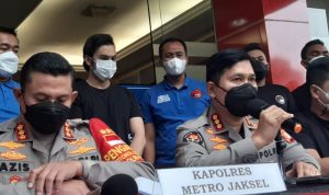 Rizky Nazar Sudah Ditetapkan Tersangka Penyalahgunaan Ganja Kepala Bidang Humas Polda Metro Jaya Kombes Endra Zulpan (tengah) di Mapolres Metro Jakarta Selatan, Rabu (15/12/2021). ANTARA/Sihol Hasugian