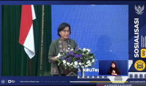 Usai Tangani Pandemi Covid-19 Menkeu Tak Ingin APBN jadi Sumber Masalah Menteri Keuangan (Menkeu) Sri Mulyani Indrawati dalam Sosialisasi Undang-Undang Harmonisasi Peraturan Perpajakan kepada para Wajib Pajak prominen di wilayah Jawa Barat yang dipantau secara daring di Jakarta, Jumat (17/12/2021). ANTARA/Agatha Olivia