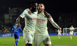 Gelandang AC Milan Franck Kessie (kiri) melakukan selebrasi bersama Theo Hernandez seusai mencetak gol ke gawang Empoli dalam laga lanjutan Liga Italia di Stadion Carlo Castellani, Empoli, Italia, Rabu (22/12/2021) waktu setempat. (ANTARA/REUTERS/Jennifer Lorenzini)