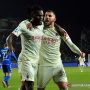 Gelandang AC Milan Franck Kessie (kiri) melakukan selebrasi bersama Theo Hernandez seusai mencetak gol ke gawang Empoli dalam laga lanjutan Liga Italia di Stadion Carlo Castellani, Empoli, Italia, Rabu (22/12/2021) waktu setempat. (ANTARA/REUTERS/Jennifer Lorenzini)