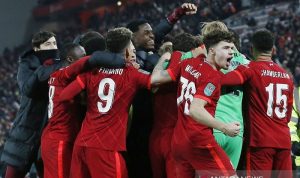 Para pemain Liverpool merayakan kemenangan adu penalti atas Leicester City dalam laga perempat final Piala Liga Inggris di Stadion Anfield, Liverpool, Inggris, Rabu (22/12/2021) waktu setempat. (ANTARA/REUTERS/Craig Brough)