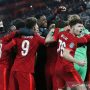 Para pemain Liverpool merayakan kemenangan adu penalti atas Leicester City dalam laga perempat final Piala Liga Inggris di Stadion Anfield, Liverpool, Inggris, Rabu (22/12/2021) waktu setempat. (ANTARA/REUTERS/Craig Brough)