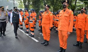 SIMANIS: Gubernur Ridwan Kamil saat Apel Gelar Pasukan TNI/Polri dalam Rangka Persiapan Pengamanan Natal dan Tahun Baru di Jalan Diponegoro, Kota Bandung, Rabu (23/12/2021). (ANTARA/HO-Humas Pemprov Jabar)